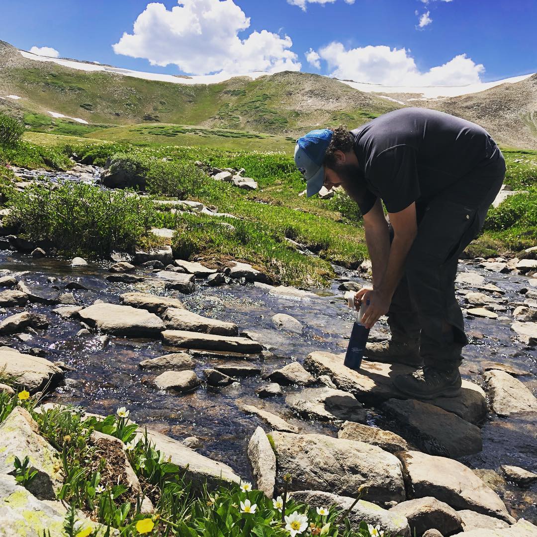 @michaelarestad demonstrating how to use @thegrayl during #fjallravenclassicusa. This thing is a super convenient way to filter on the trail.